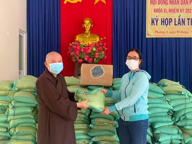 Chùa Phước Hưng trao quà cho người dân Chùa Phước Hưng trao quà cho người dân