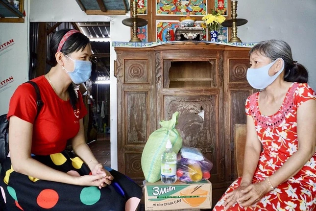 Nhóm thiện nguyện Nhất Tâm trao quà cho bà con khó khăn