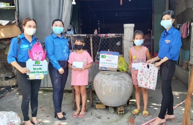 Tặng quà cho đội viên có hoàn cảnh khó khăn