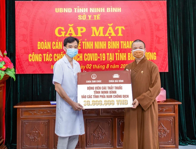 Đại diện chùa Tam Chúc và chùa Bái Đính trao tặng số tiền 30 triệu đồng đến đoàn công tác