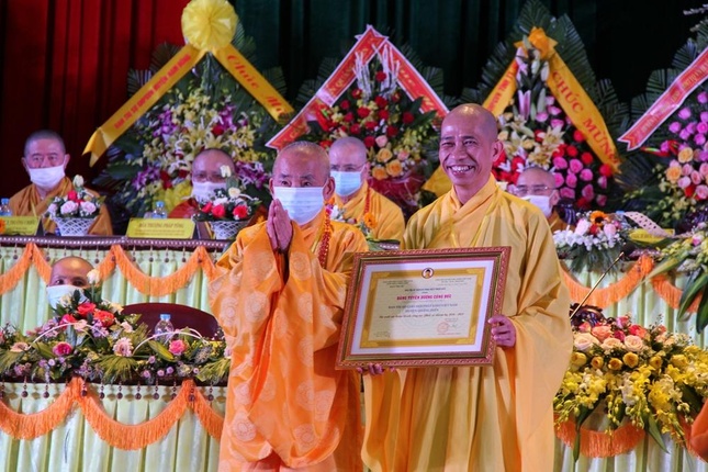 Trao bằng tuyên dương công đức cho cá nhân, tập thể có những đóng góp tích cực trong các hoạt động Phật sự nhiệm kỳ 2016-2021