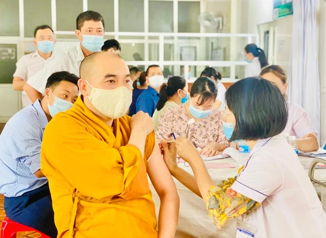 Chư Tăng được tiêm vắc-xin phòng Covid-19