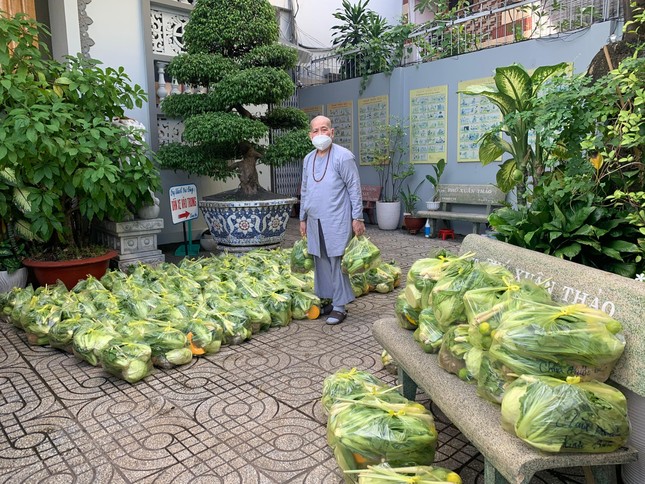 Ni trưởng Thích nữ Từ Nhẫn, trụ trì chùa Phước Viên bên những phần rau củ quả gửi tặng người dân Ni trưởng Thích nữ Từ Nhẫn, trụ trì chùa Phước Viên bên những phần rau củ quả gửi tặng người dân
