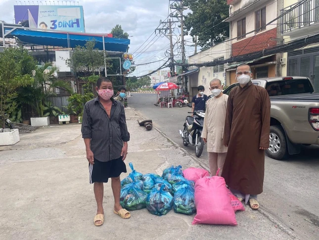 Đại đức Thích Thị Pháp, trụ trì chùa Minh Hòa tặng quà đến người nghèo khó Đại đức Thích Thị Pháp, trụ trì chùa Minh Hòa tặng quà đến người nghèo khó