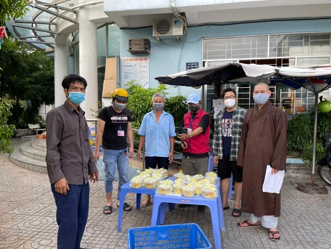 Đại đức Thích Chơn Tâm, trụ trì chùa Linh Châu gửi tặng những phần bánh canh cho người dân khu phong tỏa Đại đức Thích Chơn Tâm, trụ trì chùa Linh Châu gửi tặng những phần bánh canh cho người dân khu phong tỏa