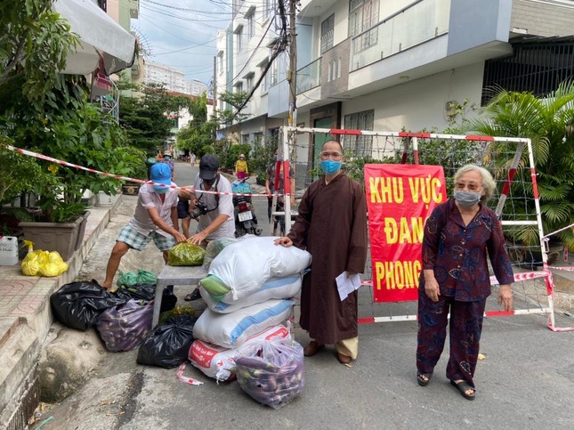 Đại đức Thích Vạn Mẫn, trụ trì chùa Hồng Liên tặng quà cho người dân Đại đức Thích Vạn Mẫn, trụ trì chùa Hồng Liên tặng quà cho người dân
