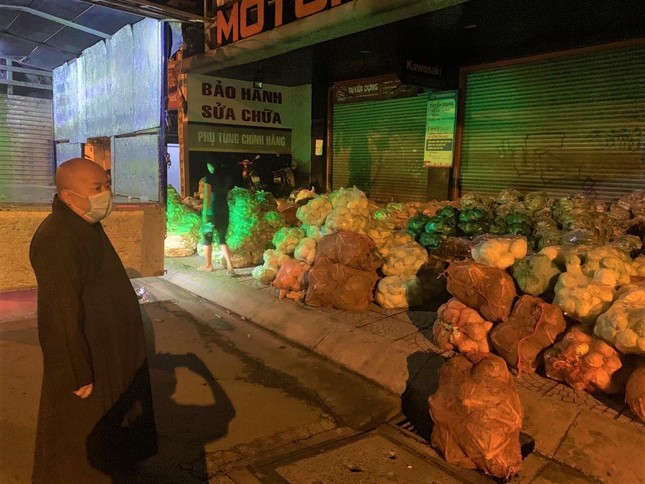 Thượng tọa Thích Trí Chánh, trụ trì chùa Vạn Đức bên những phần quà hỗ trợ người nghèo khó Thượng tọa Thích Trí Chánh, trụ trì chùa Vạn Đức bên những phần quà hỗ trợ người nghèo khó