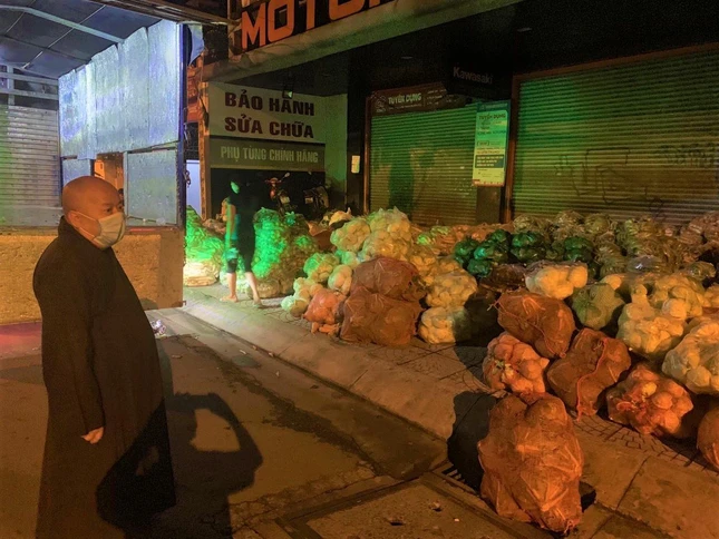 Thượng tọa Thích Trí Chánh, trụ trì chùa Vạn Đức bên những phần quà hỗ trợ người nghèo khó Thượng tọa Thích Trí Chánh, trụ trì chùa Vạn Đức bên những phần quà hỗ trợ người nghèo khó