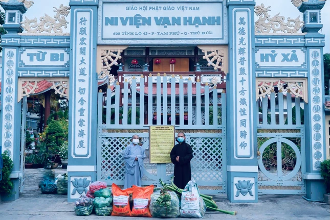 Phần quà được gửi đến Ni trưởng Thích nữ Giác Trung tại Ni viện Vạn Hạnh, phường Tam Phú, nơi có hơn 100 chư Ni hiện đang tu học Phần quà được gửi đến Ni trưởng Thích nữ Giác Trung tại Ni viện Vạn Hạnh, phường Tam Phú, nơi có hơn 100 chư Ni hiện đang tu học