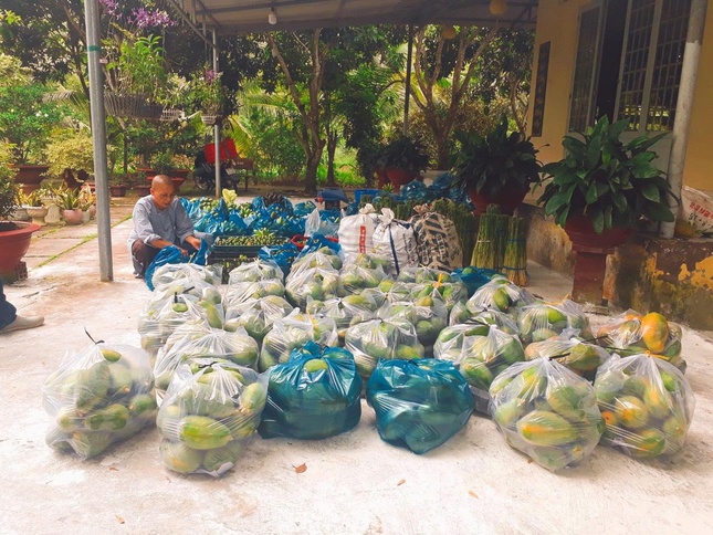 Sư cô trụ trì chùa Viên Minh và Phật tử tiếp nhận quà quê gửi lên TP.HCM cho bà con khu cách ly, phong tỏa yên tâm chống dịch