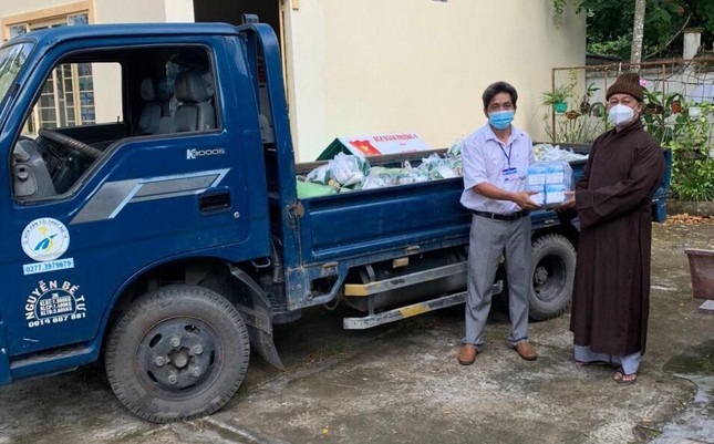Đại đức Thích Phước Thông trao quà