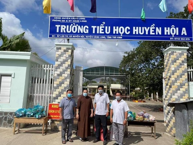 Trao quà tại khu cách ly y tế