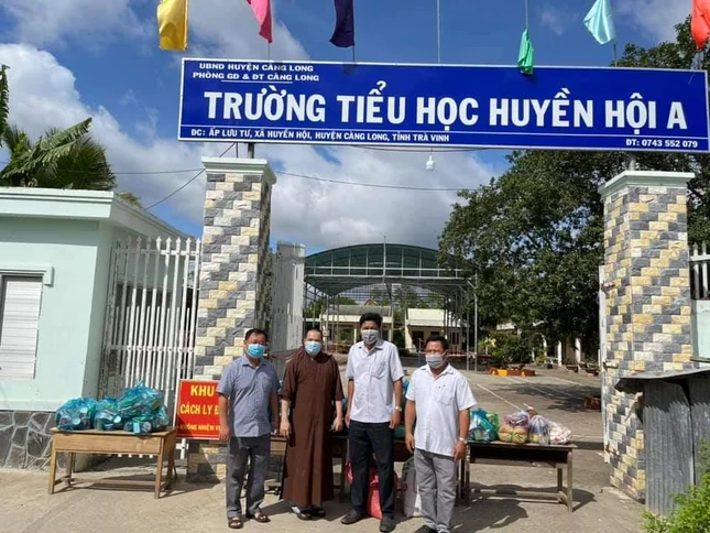 Trao quà tại khu cách ly y tế