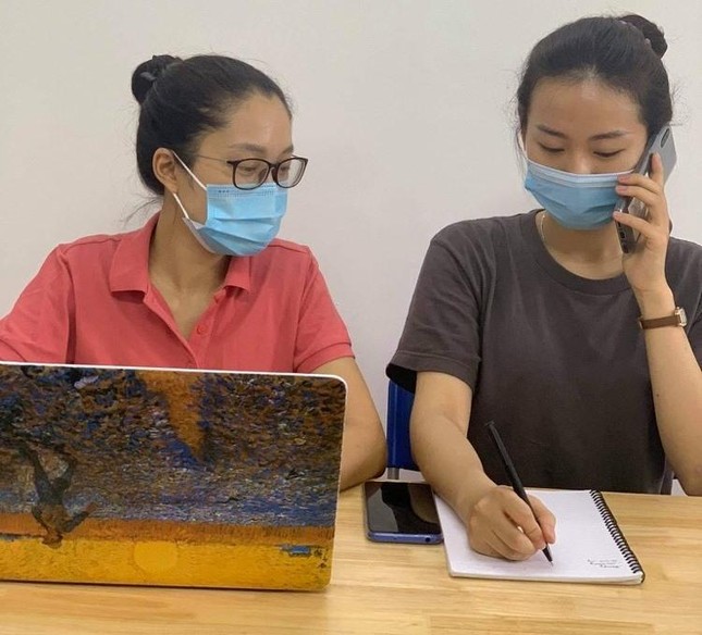 Các tình nguyện viên trực tổng đài tiếp nhận câu hỏi “nút thắt” của các bạn, để gửi đến chuyên gia tâm lý chia sẻ - Ảnh: Đường dây nóng Ngày mai