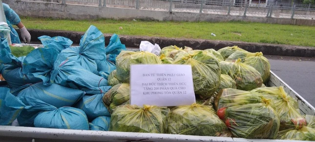 200 phần quà của Ban Từ thiện Xã hội GHPGVN quận 12 tặng cho khu phong tỏa trên địa bàn quận