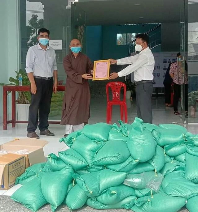 Trao quà tại UBND xã Ngãi Xuyên để chuyển đến cho bà con trong khu vực cách ly, phong tỏa