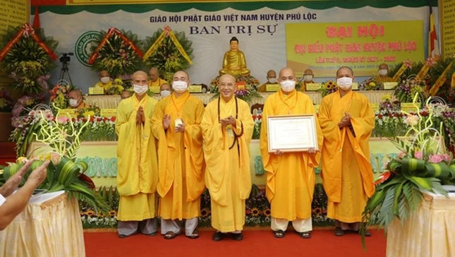 Tập thể và cá nhân nhận bằng tuyên dương công đức