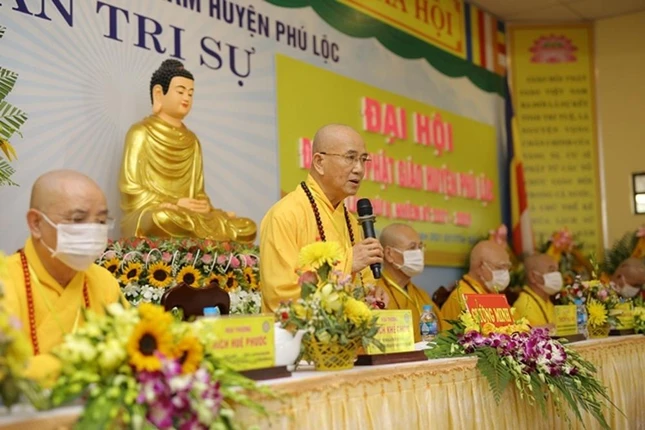 Hòa thượng Thích Khế Chơn lấy ý kiến thông qua nhân sự Đại hội đại biểu Phật giáo huyện Phú Lộc, nhiệm kỳ 2021-2026