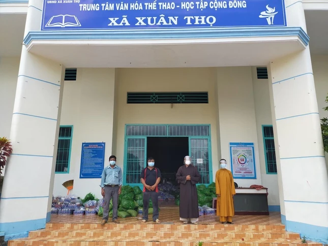 Trao quà tại Trung tâm Văn hóa xã Xuân Thọ Trao quà tại Trung tâm Văn hóa xã Xuân Thọ