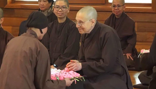 "Một bông hồng cho anh. Một bông hồng cho em. Và một bông hồng cho những ai đang còn mẹ..."