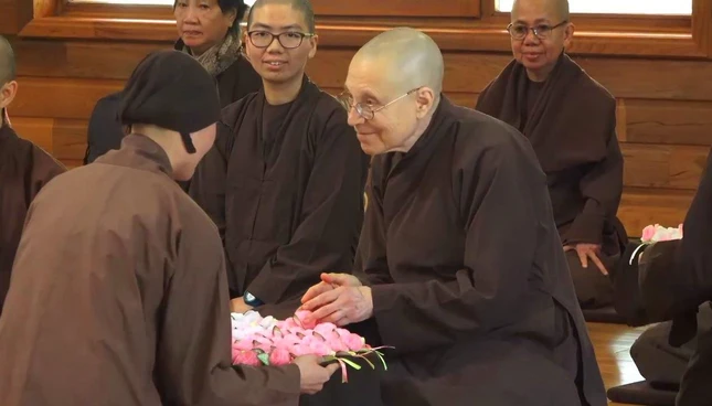 "Một bông hồng cho anh. Một bông hồng cho em. Và một bông hồng cho những ai đang còn mẹ..."