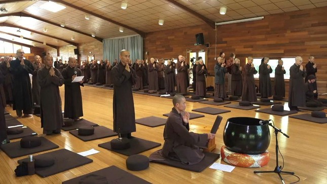 Chư Tăng Ni lễ lạy, cảm niệm công ơn thầy tổ và cha mẹ