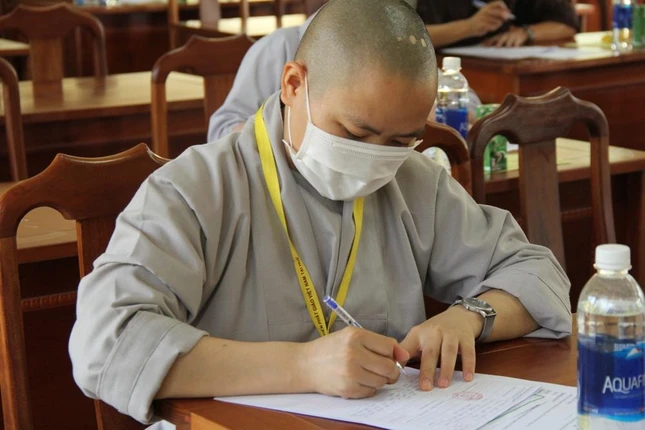 Thí sinh nghiêm túc làm bài thi Thí sinh nghiêm túc làm bài thi