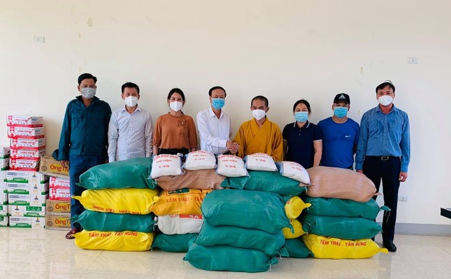 Chư Tăng, Phật tử chùa Nổ hỗ trợ nhu yếu phẩm và vật tư y tế tại UBMTTQVN thị xã Hoàng Mai