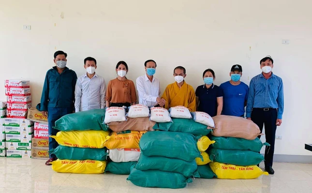 Chư Tăng, Phật tử chùa Nổ hỗ trợ nhu yếu phẩm và vật tư y tế tại UBMTTQVN thị xã Hoàng Mai