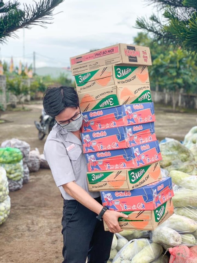 Huynh trưởng Quảng Tú vận chuyển mì gói ra xe