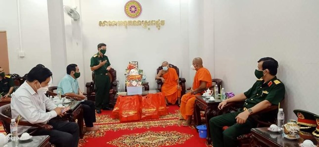 Đoàn Tư lệnh Quân khu 9 thăm, tặng quà Hội Đoàn kết Sư sãi yêu nước huyện Trà Cú Đoàn Tư lệnh Quân khu 9 thăm, tặng quà Hội Đoàn kết Sư sãi yêu nước huyện Trà Cú