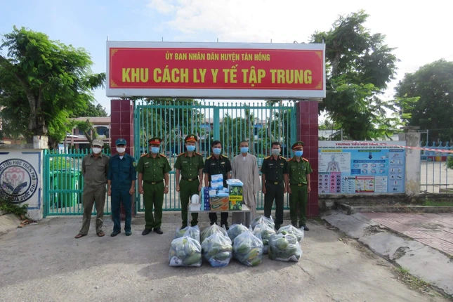 Đại đức Thích Chơn Trí tặng quà tại khu cách ly y tế tập trung huyện Tân Hồng Đại đức Thích Chơn Trí tặng quà tại khu cách ly y tế tập trung huyện Tân Hồng