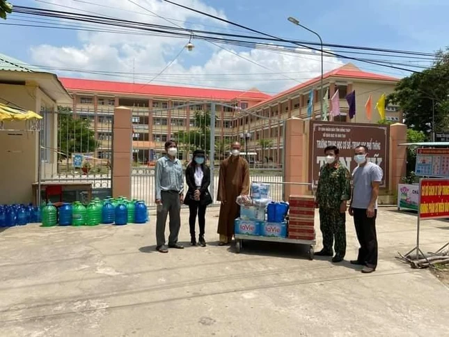 Đại đức Thích Minh Phước tặng quà tại cơ sở cách ly tập trung Đại đức Thích Minh Phước tặng quà tại cơ sở cách ly tập trung