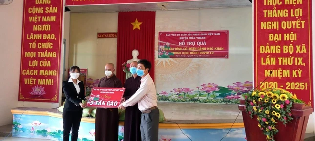 Thượng tọa Thích Tĩnh Triệt đại diện đoàn trao tặng 3 tấn gạo tại xã Mỹ Hưng A