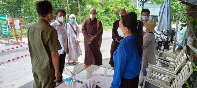 Đoàn từ thiện Phật giáo huyện Châu Thành thăm, tặng quà lực lượng chức năng tại các chốt kiểm soát dịch bệnh