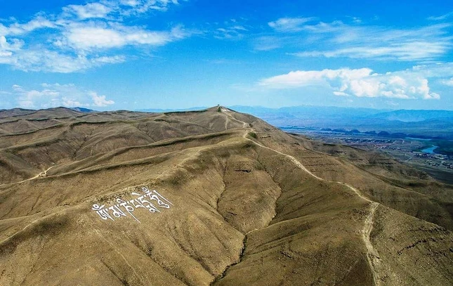 Thần chú Om Mani Padme Hum trên sườn núi Dogee