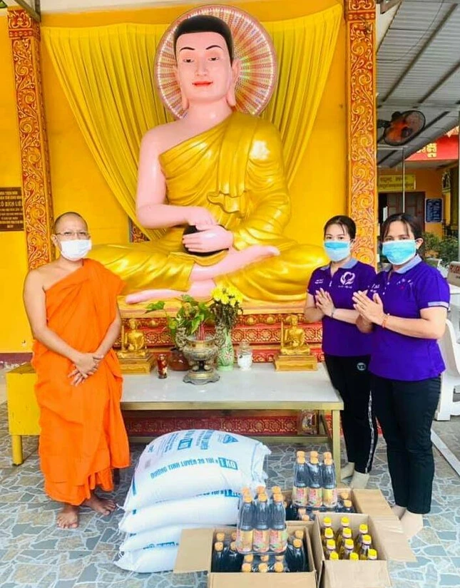 Đại đức Danh Út, trụ trì chùa Thôn Dôn nhận vật phẩm cúng dường