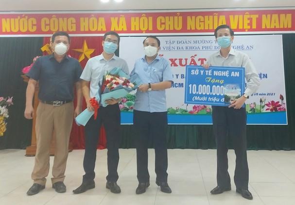 Sở Y tế Nghệ An, Hiệp hội Bệnh viện tư nhân Việt Nam, huyện Diễn Châu đã có các phần quà động viên đoàn công tác Sở Y tế Nghệ An, Hiệp hội Bệnh viện tư nhân Việt Nam, huyện Diễn Châu đã có các phần quà động viên đoàn công tác