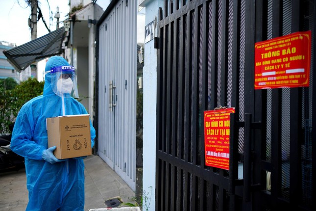 Ban chỉ huy quân sự quận 7 mang tro cốt bà A. đến nhà trao cho gia đình - Ảnh: Độc Lập