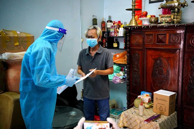 Ông Nguyễn Anh T. xúc động khi nhận tro cốt chị gái - Ảnh: Độc Lập