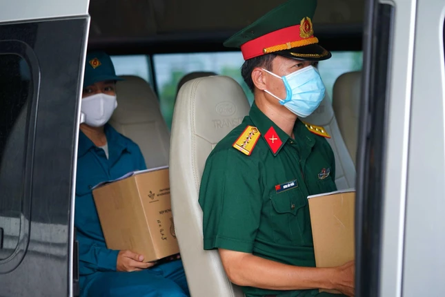 Ban chỉ huy quân sự quận 6 nhận cốt từ Nhà tang lễ về trao tận tay người dân vào sáng 9-8 - Ảnh: Độc Lập