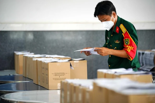 Ban chỉ huy quân sự quận 7 đến nhận 5 hũ cốt vào trưa 9-8, ngay sau đó đã đi trao đến tận tay người thân để lo hậu sự - Ảnh: Độc Lập