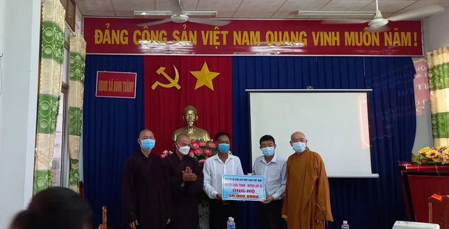 Đoàn thăm và tặng quà tại UBND xã Bình Thành