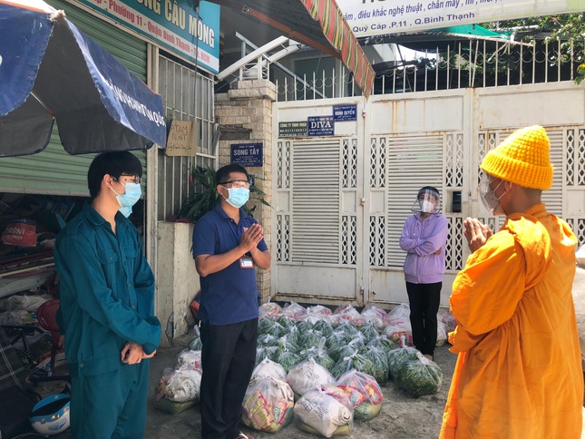 Trao tặng nhu yếu phẩm đến bà con đang bị phong tỏa