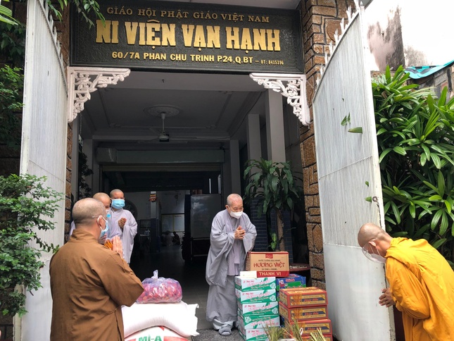 Tình pháp lữ trong mùa giãn cách