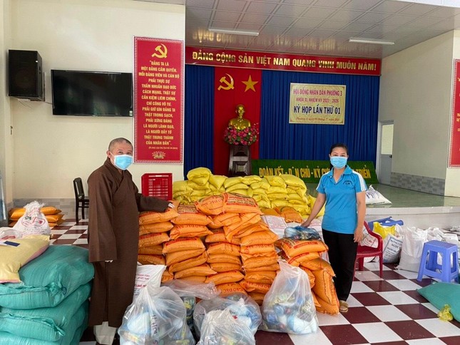 Thượng tọa Thích Chơn Trí trao quà tại UBND phường 3 (TP.Sa Đéc)
