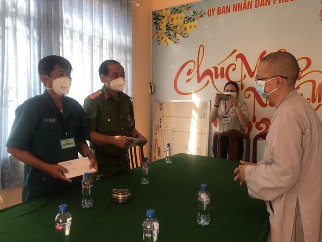 Ni sư Thích nữ Như Chơn trao quà tại UBND phường 11 (TP.Cao Lãnh)