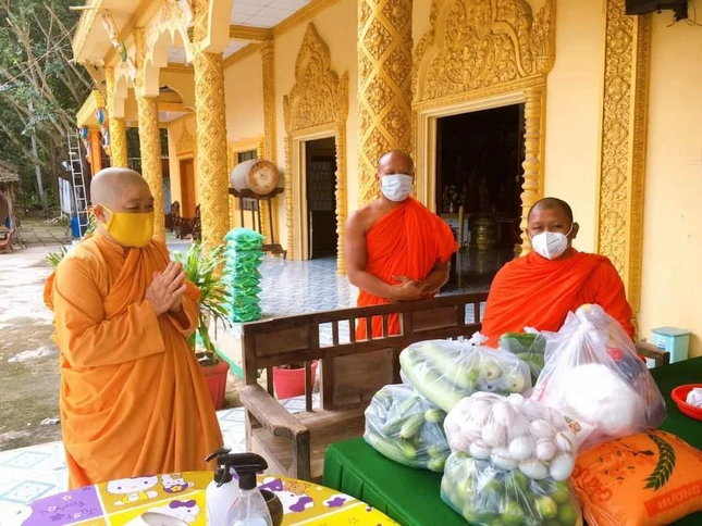 Chư Ni tịnh xá Ngọc Cầu cúng dường chùa Xoài Xiêm Mới, xã Ngãi Xuyên