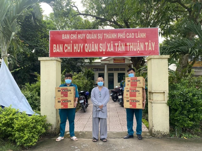 Đại diện chùa Tân Long trao quà tại Ban Chỉ huy Quân sự xã Tân Thuận Tây