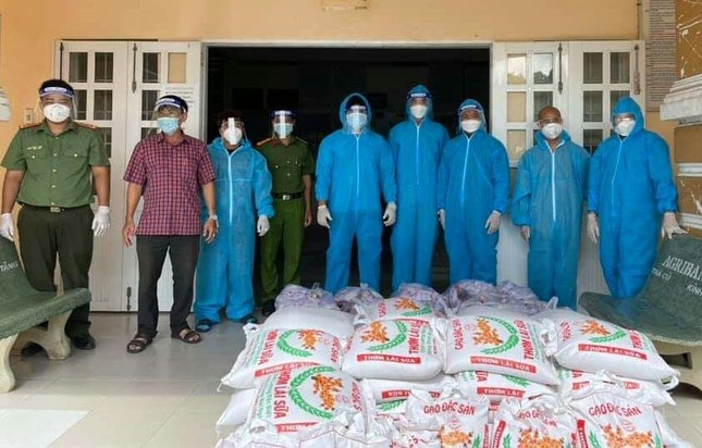 Chùa Phật Bửu tặng quà tại UBND xã Long Hiệp, huyện Trà Cú, tỉnh Trà Vinh